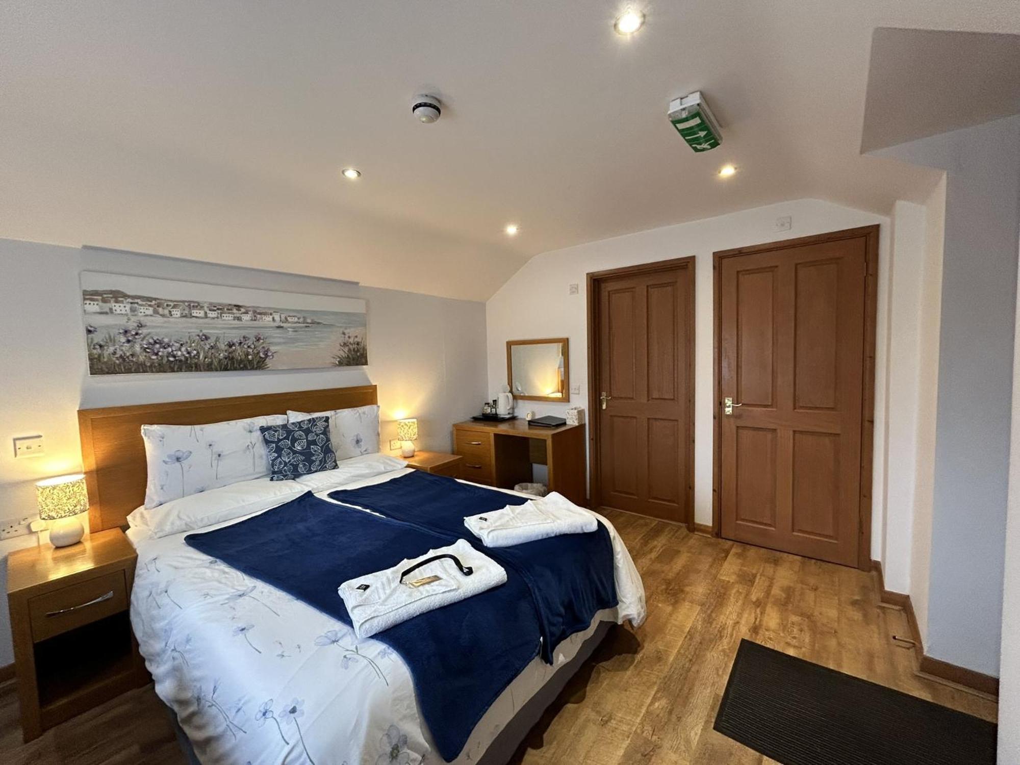 The Golden Fleece Hotel Chard Kültér fotó